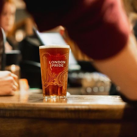 Albert Arms Esher Eksteriør billede