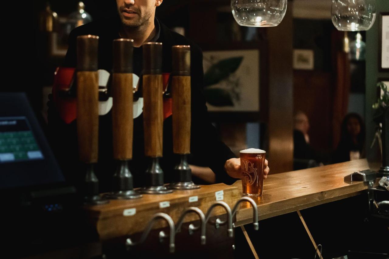 Albert Arms Esher Eksteriør billede