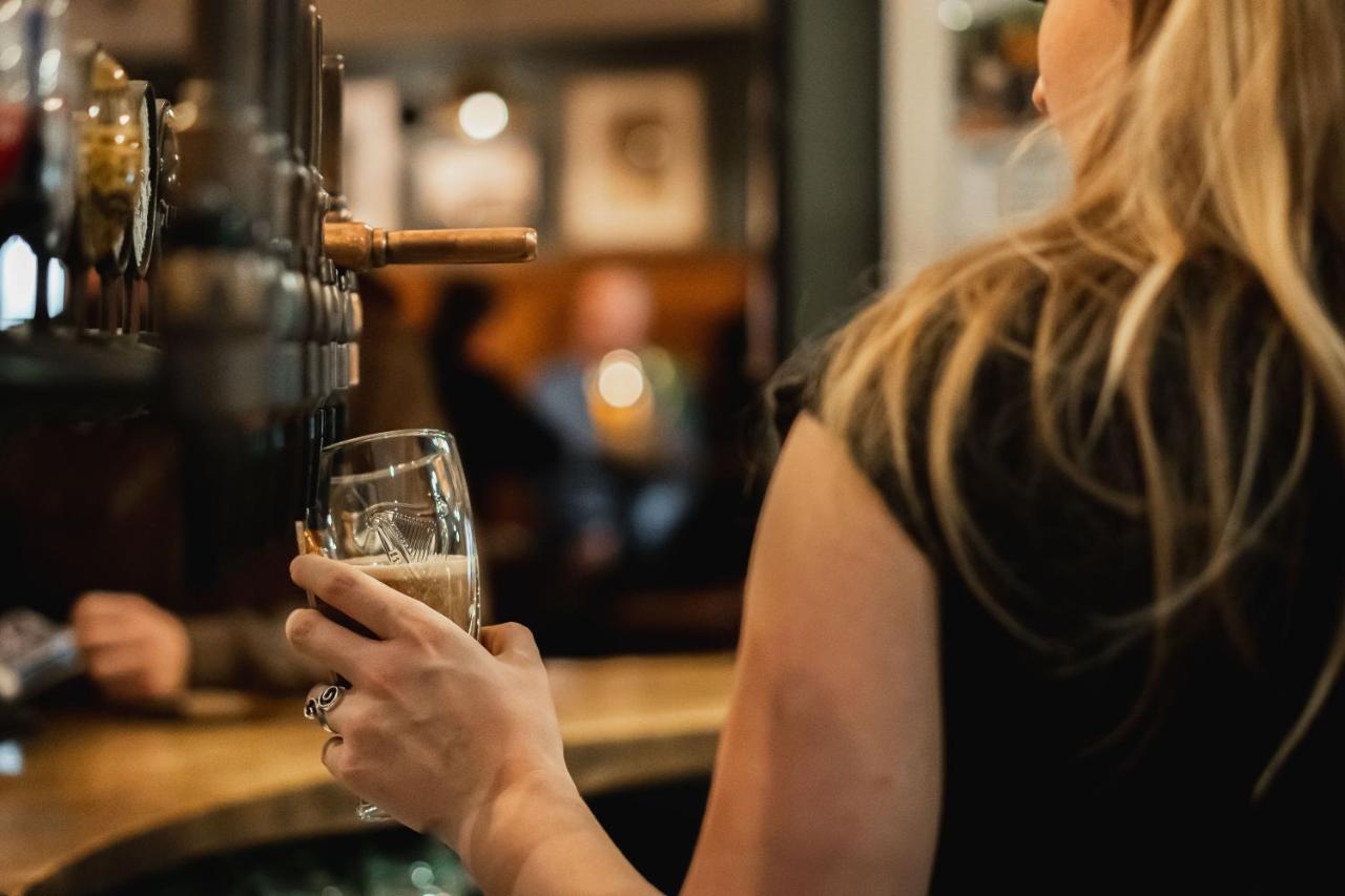 Albert Arms Esher Eksteriør billede